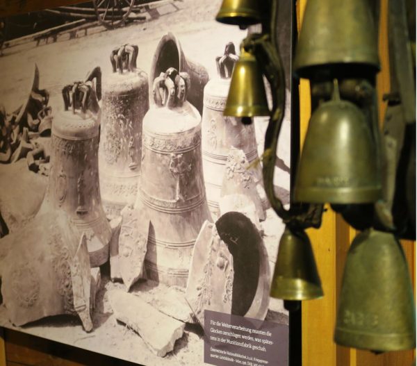 Die Glockenabnahme im ersten Weltkrieg / Ausstellungsteil des vorarlberg museums (c) Lechmuseum<br />
<br />
<br />
Handy-Kommunikation / Team Lech-Zürs-Tourismus (c) Lechmuseum