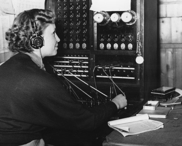 Telefonvermittlerin in Lech, 1950er Jahre (c) Lechmuseum / Gemeindearchiv<br />
<br />
<br />
Virtuelle Brille des vorarlberg museums in der Ausstellung THE SOUND OF LECH (c) vorarlberg museum<br />
<br />
<br />
Speiseglocken des alten Hotel Flexen als Klangschalen (c) Lechmuseum