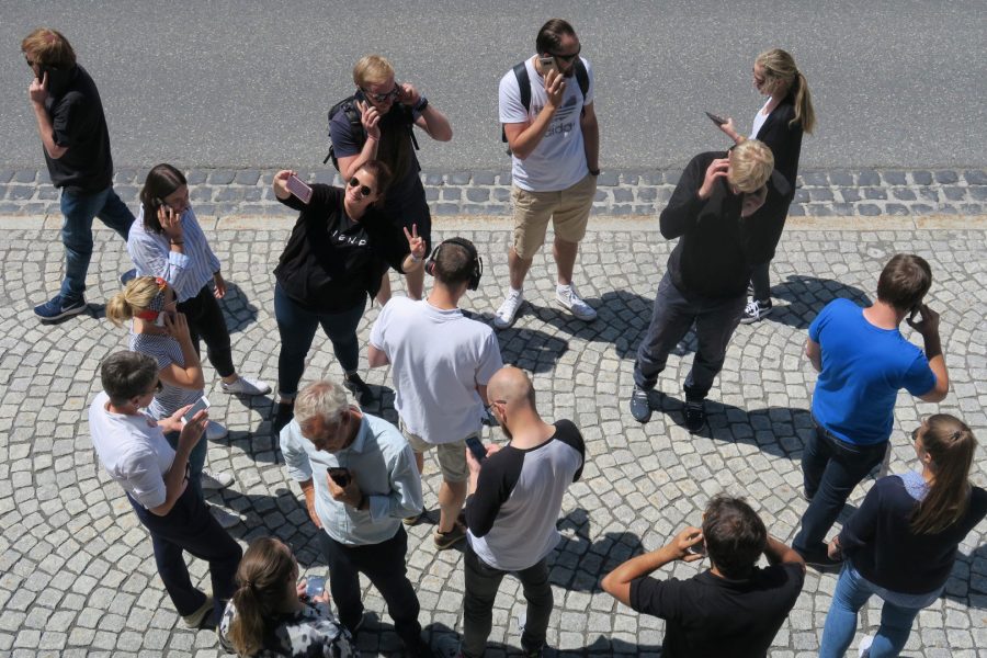 <p>„Im Unterschied zu den Augen, können wir unsere Ohren nicht verschließen. Wir hören ständig, aber wir überhören auch vieles.“ Thomas Felfer</p>
